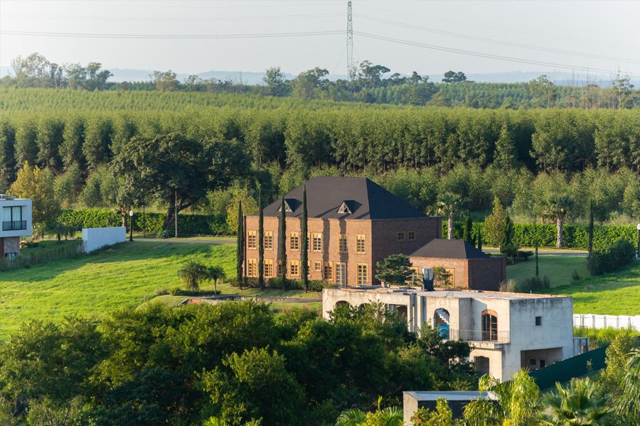 O luxo silencioso na arquitetura: a nobreza das pedras e madeiras naturais