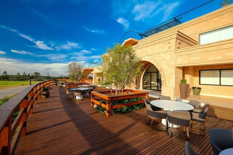 AMBIENTES COM ESTÉTICA DIFERENCIADA QUE VALORIZAM A NATUREZA