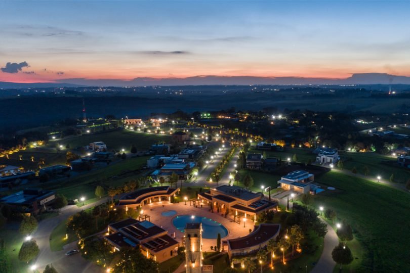 O horizonte como extensão da casa: o privilégio do céu noturno no Porto São Pedro