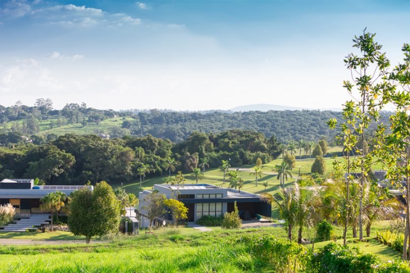 Casa de campo: a escolha entre construir em terreno de alto padrão ou investir em uma casa de luxo pronta
