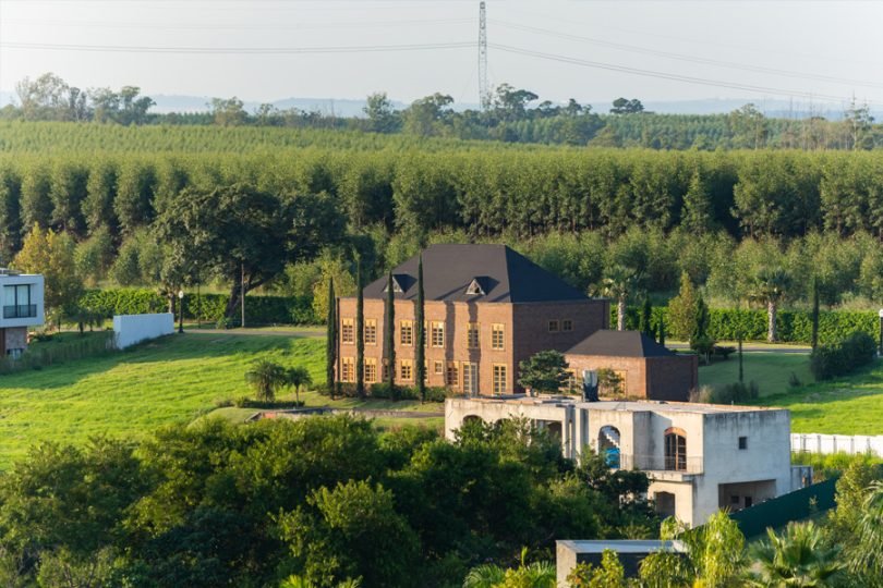 O luxo silencioso na arquitetura: a nobreza das pedras e madeiras naturais