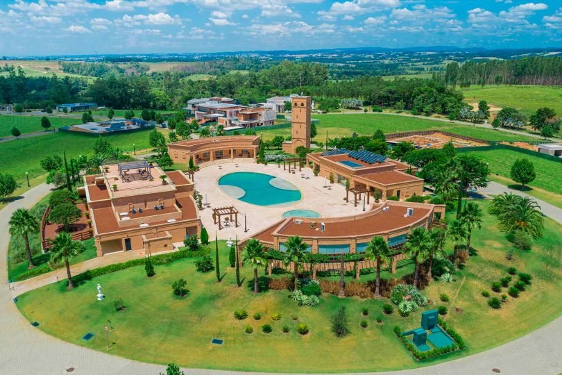 Como aproveitar os dias quentes: vantagens de viver em condomínio no interior